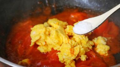 倒入鸡蛋，加一点盐调味