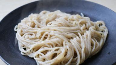 煮熟的面条捞入盘中