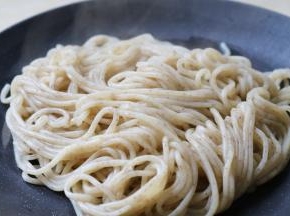 煮熟的面条捞入盘中