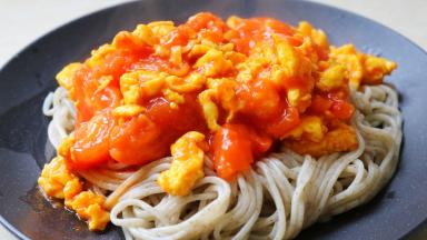 浇上西红柿鸡蛋