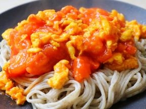 浇上西红柿鸡蛋