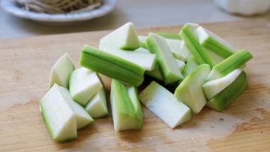 丝瓜去皮，切段