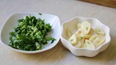 大蒜切片，香菜切末