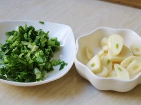 大蒜切片，香菜切末