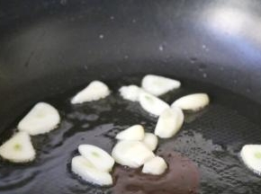 锅中油烧热，大蒜炝锅