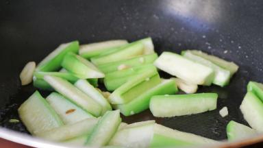 放入丝瓜翻炒变软