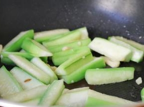 放入丝瓜翻炒变软