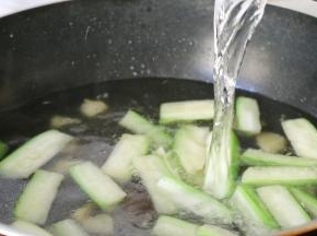 倒入清水烧开