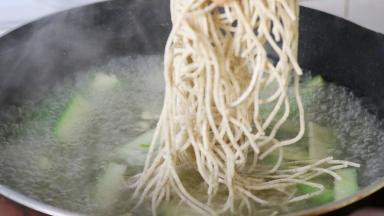 下入鲜面条
