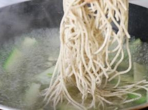 下入鲜面条