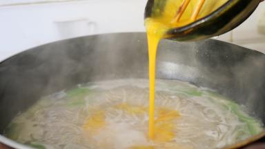 鸡蛋打散，淋入鸡蛋液