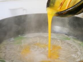 鸡蛋打散，淋入鸡蛋液