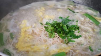 放入香菜和虾皮，微开出锅