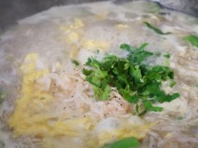 放入香菜和虾皮，微开出锅
