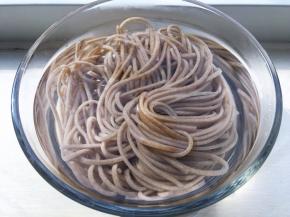 捞出后过一下凉白开，荞麦面会更筋道爽滑。