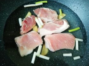 五花肉洗干净切成大块，凉水入锅，加入一勺料酒、少许葱姜焯水。