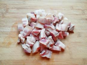 焯过水的五花肉用凉水冲洗干净，切成小块。