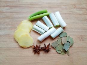 准备好葱、姜、八角和香叶。