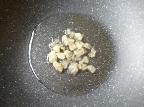 炒锅内倒适量的食用油，下入黄冰糖。