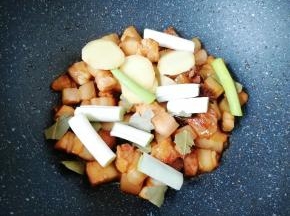 下入葱、姜、八角和香叶炒出香味。