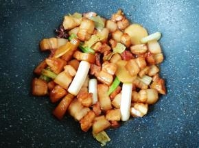 多煸炒一会儿炒出油脂。