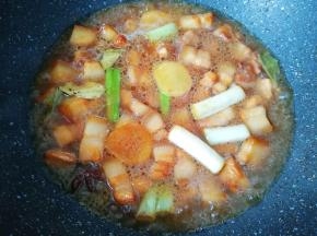 加入一大碗开水烧开。