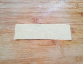 豆皮洗干净控一下水分，切成长条状。