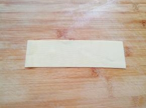 豆皮洗干净控一下水分，切成长条状。