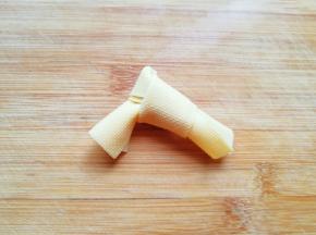 对折打个结，一个豆皮结就做好了。