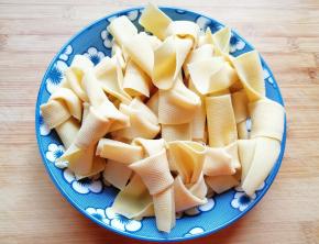 依次做好剩下的豆皮结，两张豆皮做了一大盘豆皮结。