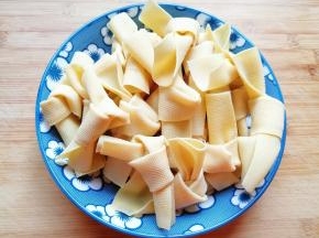 依次做好剩下的豆皮结，两张豆皮做了一大盘豆皮结。