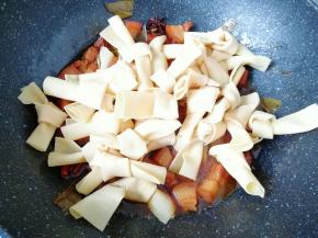 一个小时以后打开锅盖，下入豆皮结。