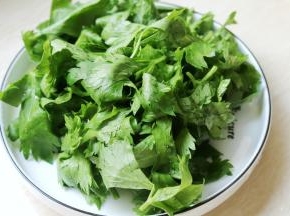 芹菜叶洗干净