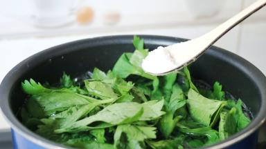 锅中水烧开，放入芹菜叶焯水，加一点盐，使颜色翠绿