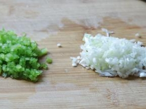 青椒 葱切末