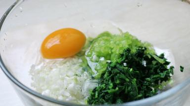 芹菜叶 葱 青椒放入碗中，打入鸡蛋(图中一个，后期盐加了一个)搅拌均匀