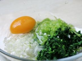 芹菜叶 葱 青椒放入碗中，打入鸡蛋(图中一个，后期盐加了一个)搅拌均匀