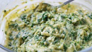 搅拌成粘稠的糊状