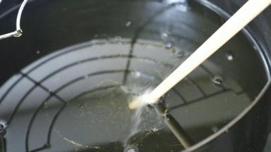 锅中油烧热，筷子测油温，插入筷子冒泡就可以了