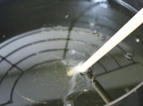 锅中油烧热，筷子测油温，插入筷子冒泡就可以了