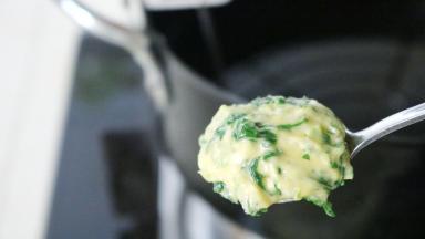 勺子用油烫一下，舀一勺面糊放入锅中，依次舀完面糊