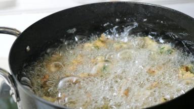 油温再次加热，复炸菜丸子一分钟左右