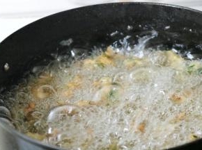 油温再次加热，复炸菜丸子一分钟左右