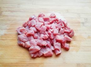 瘦肉洗干净先切成小块。