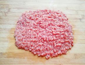再剁成肉末。
