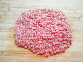 再剁成肉末。