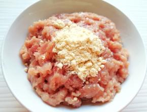 剁好的肉末放入碗中，加入鸡粉和少许食用油搅拌均匀，腌制10分钟左右。