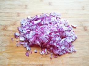 洋葱洗干净切碎。