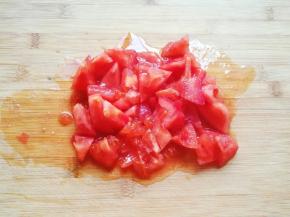 西红柿洗干净去皮切成小块。