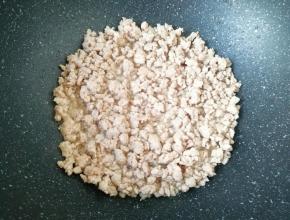 炒锅内倒适量的食用油烧热，下入肉末煸炒至变色。